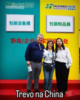 Estamos participando da Feira de Maquinas e Negócios Sinnopack e Packinno 2025, em Guangzhou, China, representando a Trevo Embalagens como responsável por P&D. O evento começou hoje, terça-feira, e segue até sexta-feira, e já estou imerso nas últimas tendências, tecnologias e soluções inovadoras do setor de embalagens. Minha missão aqui é buscar as novidades que possam agregar valor aos nossos clientes, oferecendo o que há de mais moderno e sustentável no mercado. A Trevo Embalagens está sempre um passo à frente, comprometida em entregar excelência e inovação em cada projeto. 🌍📦 #Inovação #Embalagens #Sinnopack2025 #Packinno2025 #TrevoEmbalagens #P&D #China #Sustentabilidade”