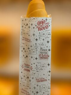 Rabanada é estrela do Natal e Réveillon – e agora tem embalagem à altura dela. ✨🥖
Apresentamos nosso saco para pães de rabanada:
Altura de 60 cm e ideal para os pães mais largos.
Papel mais encorpado de 50gr, que aguenta o peso sem rasgar
Impressão genérica de Natal e Ano Novo, perfeita para usar o final de ano todo.
Além de proteger melhor o produto, o saco valoriza a vitrine, chama atenção do cliente e ajuda a aumentar as vendas de fim de ano na padaria ou mercado. Deixe já embalado vendendo no AUTO SERVIÇO.
👉 Fale com o seu vendedor da Trevo Embalagens e já reserve seus sacos para rabanadas para este Natal e Réveillon.