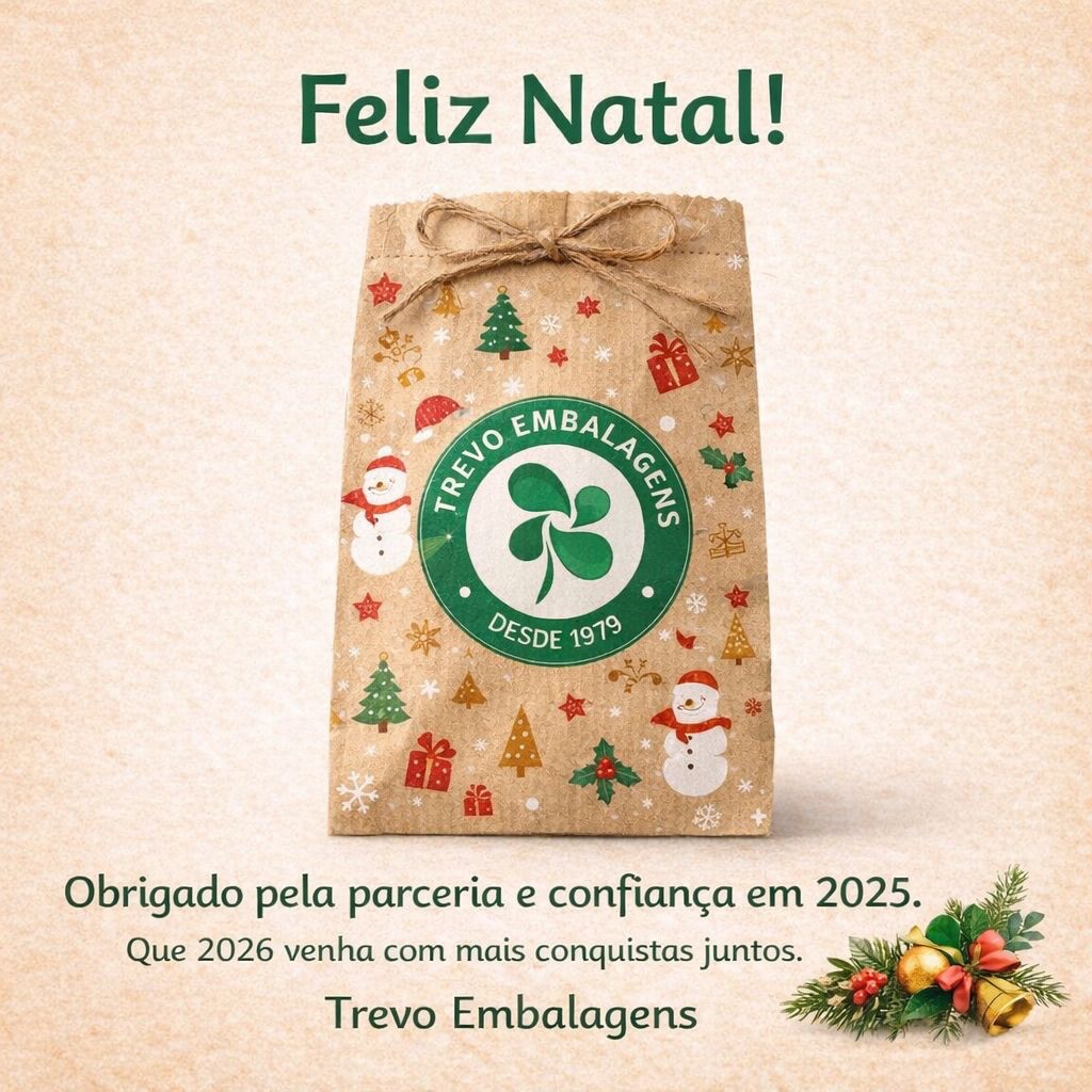 Prezados clientes e fornecedores,

Chegando ao fim do ano, a Diretoria da Indústria Trevo de Embalagens quer deixar um recado bem direto: 2025 foi um ano incrível para nós — e muito disso se deve à parceria e à confiança de vocês.

Aconteceu muita coisa boa. Investimos em novos equipamentos, reorganizamos estoque e produção, ganhamos eficiência, concluímos o galpão de matérias-primas, melhoramos as vias internas para movimentação e carga e fortalecemos nossa logística, com destaque para o trabalho consistente e eficiente dos nossos motoristas. No geral, a empresa deu um salto de organização e desempenho.

E vem aí um feito histórico para nós: em 2025 conseguiremos entregar todos os pedidos do ano sem deixar nada para trás. Um marco inédito, que só foi possível graças ao comprometimento do nosso time e ao alinhamento com clientes e fornecedores — prazos, programação, matéria-prima e parceria de verdade no dia a dia.

Também queremos reconhecer: nossa equipe comercial deu show, bateu todas as metas e seguiu trabalhando com foco total em atender bem e manter a Trevo cada vez mais próxima de vocês.

Agora é hora de respirar, recarregar e aproveitar. Desejamos a todos um excelente Natal. Que os dias 24 e 25 de dezembro sejam vividos com família, tranquilidade e boas energias para começarmos 2026 ainda mais fortes — juntos.

Muito obrigado.

Diretoria – Trevo Embalagens